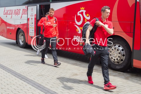  31.05.2016 LOTNISKO RZESZOW JASIONKA <br />REPREZENTACJA POLSKI PILKARZY ZAKONCZYLA ZGRUPOWANIE W ARLAMOWIE I WYJECHALA NA LOTNISKO RZESZOW JASIONKA SKAD ODLECIALA NA MECZ DO GDANSKA. PRZED LOTNISKIEM NA PILKARZY CZEKALA LICZNA GRUPA KIBICOW. CZESC PILKARZY ROZDAWALA AUTOGRAFY I ROBILA ZDJECIA Z KIBICAMI.<br />N/Z TOMASZ JODLOWIEC THIAGO CIONEK<br /> 