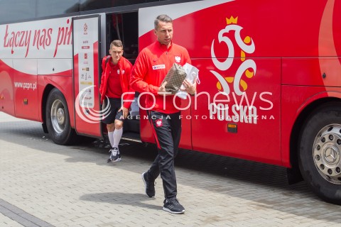  31.05.2016 LOTNISKO RZESZOW JASIONKA <br />REPREZENTACJA POLSKI PILKARZY ZAKONCZYLA ZGRUPOWANIE W ARLAMOWIE I WYJECHALA NA LOTNISKO RZESZOW JASIONKA SKAD ODLECIALA NA MECZ DO GDANSKA. PRZED LOTNISKIEM NA PILKARZY CZEKALA LICZNA GRUPA KIBICOW. CZESC PILKARZY ROZDAWALA AUTOGRAFY I ROBILA ZDJECIA Z KIBICAMI.<br />N/Z JAKUB WAWRZYNIAK MARIUSZ STEPINSKI<br /> 