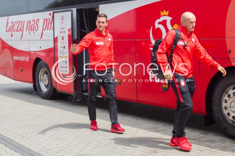  31.05.2016 LOTNISKO RZESZOW JASIONKA <br />REPREZENTACJA POLSKI PILKARZY ZAKONCZYLA ZGRUPOWANIE W ARLAMOWIE I WYJECHALA NA LOTNISKO RZESZOW JASIONKA SKAD ODLECIALA NA MECZ DO GDANSKA. PRZED LOTNISKIEM NA PILKARZY CZEKALA LICZNA GRUPA KIBICOW. CZESC PILKARZY ROZDAWALA AUTOGRAFY I ROBILA ZDJECIA Z KIBICAMI.<br />N/Z ARKADIUSZ MILIK MICHAL PAZDAN<br /> 