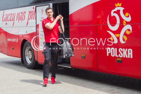  31.05.2016 LOTNISKO RZESZOW JASIONKA <br />REPREZENTACJA POLSKI PILKARZY ZAKONCZYLA ZGRUPOWANIE W ARLAMOWIE I WYJECHALA NA LOTNISKO RZESZOW JASIONKA SKAD ODLECIALA NA MECZ DO GDANSKA. PRZED LOTNISKIEM NA PILKARZY CZEKALA LICZNA GRUPA KIBICOW. CZESC PILKARZY ROZDAWALA AUTOGRAFY I ROBILA ZDJECIA Z KIBICAMI.<br />N/Z TOMASZ JODLOWIEC<br /> 