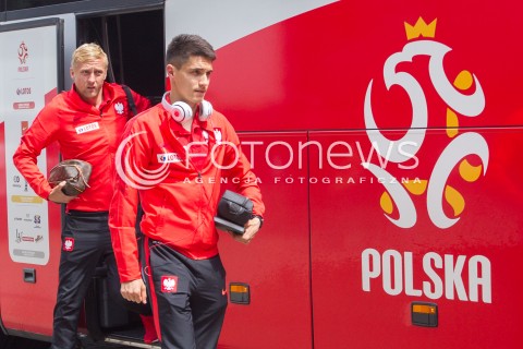  31.05.2016 LOTNISKO RZESZOW JASIONKA <br />REPREZENTACJA POLSKI PILKARZY ZAKONCZYLA ZGRUPOWANIE W ARLAMOWIE I WYJECHALA NA LOTNISKO RZESZOW JASIONKA SKAD ODLECIALA NA MECZ DO GDANSKA. PRZED LOTNISKIEM NA PILKARZY CZEKALA LICZNA GRUPA KIBICOW. CZESC PILKARZY ROZDAWALA AUTOGRAFY I ROBILA ZDJECIA Z KIBICAMI.<br />N/Z BARTOSZ KAPUSTKA KAMIL GLIK<br /> 