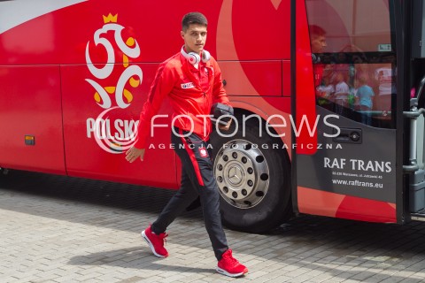  31.05.2016 LOTNISKO RZESZOW JASIONKA <br />REPREZENTACJA POLSKI PILKARZY ZAKONCZYLA ZGRUPOWANIE W ARLAMOWIE I WYJECHALA NA LOTNISKO RZESZOW JASIONKA SKAD ODLECIALA NA MECZ DO GDANSKA. PRZED LOTNISKIEM NA PILKARZY CZEKALA LICZNA GRUPA KIBICOW. CZESC PILKARZY ROZDAWALA AUTOGRAFY I ROBILA ZDJECIA Z KIBICAMI.<br />N/Z BARTOSZ KAPUSTKA<br /> 