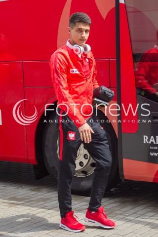  31.05.2016 LOTNISKO RZESZOW JASIONKA <br />REPREZENTACJA POLSKI PILKARZY ZAKONCZYLA ZGRUPOWANIE W ARLAMOWIE I WYJECHALA NA LOTNISKO RZESZOW JASIONKA SKAD ODLECIALA NA MECZ DO GDANSKA. PRZED LOTNISKIEM NA PILKARZY CZEKALA LICZNA GRUPA KIBICOW. CZESC PILKARZY ROZDAWALA AUTOGRAFY I ROBILA ZDJECIA Z KIBICAMI.<br />N/Z BARTOSZ KAPUSTKA<br /> 