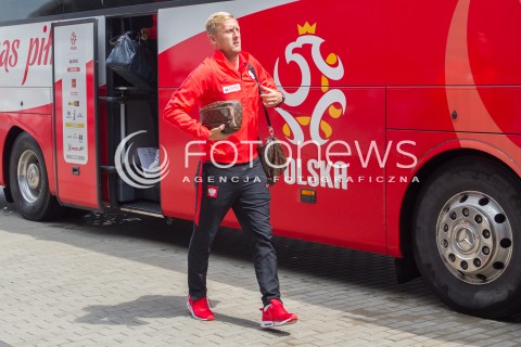  31.05.2016 LOTNISKO RZESZOW JASIONKA <br />REPREZENTACJA POLSKI PILKARZY ZAKONCZYLA ZGRUPOWANIE W ARLAMOWIE I WYJECHALA NA LOTNISKO RZESZOW JASIONKA SKAD ODLECIALA NA MECZ DO GDANSKA. PRZED LOTNISKIEM NA PILKARZY CZEKALA LICZNA GRUPA KIBICOW. CZESC PILKARZY ROZDAWALA AUTOGRAFY I ROBILA ZDJECIA Z KIBICAMI.<br />N/Z KAMIL GLIK<br /> 