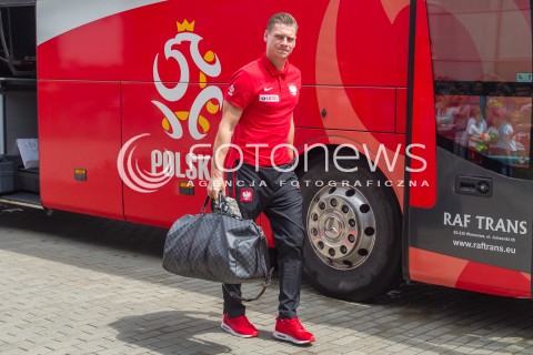  31.05.2016 LOTNISKO RZESZOW JASIONKA <br />REPREZENTACJA POLSKI PILKARZY ZAKONCZYLA ZGRUPOWANIE W ARLAMOWIE I WYJECHALA NA LOTNISKO RZESZOW JASIONKA SKAD ODLECIALA NA MECZ DO GDANSKA. PRZED LOTNISKIEM NA PILKARZY CZEKALA LICZNA GRUPA KIBICOW. CZESC PILKARZY ROZDAWALA AUTOGRAFY I ROBILA ZDJECIA Z KIBICAMI.<br />N/Z LUKASZ PISZCZEK<br /> 