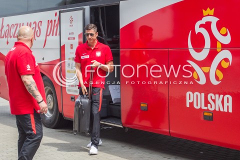  31.05.2016 LOTNISKO RZESZOW JASIONKA <br />REPREZENTACJA POLSKI PILKARZY ZAKONCZYLA ZGRUPOWANIE W ARLAMOWIE I WYJECHALA NA LOTNISKO RZESZOW JASIONKA SKAD ODLECIALA NA MECZ DO GDANSKA. PRZED LOTNISKIEM NA PILKARZY CZEKALA LICZNA GRUPA KIBICOW. CZESC PILKARZY ROZDAWALA AUTOGRAFY I ROBILA ZDJECIA Z KIBICAMI.<br />N/Z ROBERT LEWANDOWSKI<br /> 