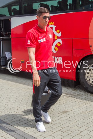  31.05.2016 LOTNISKO RZESZOW JASIONKA <br />REPREZENTACJA POLSKI PILKARZY ZAKONCZYLA ZGRUPOWANIE W ARLAMOWIE I WYJECHALA NA LOTNISKO RZESZOW JASIONKA SKAD ODLECIALA NA MECZ DO GDANSKA. PRZED LOTNISKIEM NA PILKARZY CZEKALA LICZNA GRUPA KIBICOW. CZESC PILKARZY ROZDAWALA AUTOGRAFY I ROBILA ZDJECIA Z KIBICAMI.<br />N/Z ROBERT LEWANDOWSKI<br /> 