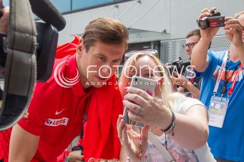  31.05.2016 LOTNISKO RZESZOW JASIONKA <br />REPREZENTACJA POLSKI PILKARZY ZAKONCZYLA ZGRUPOWANIE W ARLAMOWIE I WYJECHALA NA LOTNISKO RZESZOW JASIONKA SKAD ODLECIALA NA MECZ DO GDANSKA. PRZED LOTNISKIEM NA PILKARZY CZEKALA LICZNA GRUPA KIBICOW. CZESC PILKARZY ROZDAWALA AUTOGRAFY I ROBILA ZDJECIA Z KIBICAMI.<br />N/Z GRZEGORZ KRYCHOWIAK AUTOGRAF KIBICE SELFIE<br /> 