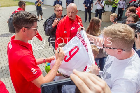  31.05.2016 LOTNISKO RZESZOW JASIONKA <br />REPREZENTACJA POLSKI PILKARZY ZAKONCZYLA ZGRUPOWANIE W ARLAMOWIE I WYJECHALA NA LOTNISKO RZESZOW JASIONKA SKAD ODLECIALA NA MECZ DO GDANSKA. PRZED LOTNISKIEM NA PILKARZY CZEKALA LICZNA GRUPA KIBICOW. CZESC PILKARZY ROZDAWALA AUTOGRAFY I ROBILA ZDJECIA Z KIBICAMI.<br />N/Z ROBERT LEWANDOWSKI ROZDAJE AUTOGRAFY KIBICE<br /> 