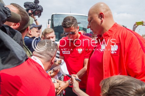  31.05.2016 LOTNISKO RZESZOW JASIONKA <br />REPREZENTACJA POLSKI PILKARZY ZAKONCZYLA ZGRUPOWANIE W ARLAMOWIE I WYJECHALA NA LOTNISKO RZESZOW JASIONKA SKAD ODLECIALA NA MECZ DO GDANSKA. PRZED LOTNISKIEM NA PILKARZY CZEKALA LICZNA GRUPA KIBICOW. CZESC PILKARZY ROZDAWALA AUTOGRAFY I ROBILA ZDJECIA Z KIBICAMI.<br />N/Z ROBERT LEWANDOWSKI ROZDAJE AUTOGRAFY KIBICE<br /> 