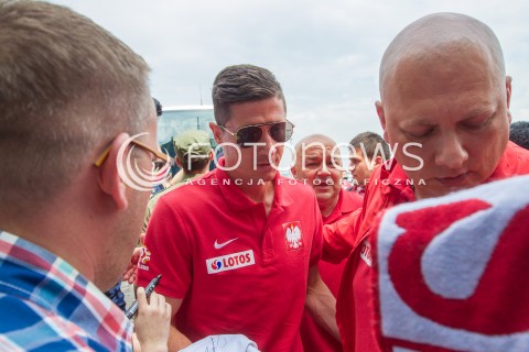  31.05.2016 LOTNISKO RZESZOW JASIONKA <br />REPREZENTACJA POLSKI PILKARZY ZAKONCZYLA ZGRUPOWANIE W ARLAMOWIE I WYJECHALA NA LOTNISKO RZESZOW JASIONKA SKAD ODLECIALA NA MECZ DO GDANSKA. PRZED LOTNISKIEM NA PILKARZY CZEKALA LICZNA GRUPA KIBICOW. CZESC PILKARZY ROZDAWALA AUTOGRAFY I ROBILA ZDJECIA Z KIBICAMI.<br />N/Z ROBERT LEWANDOWSKI<br /> 