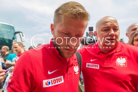  31.05.2016 LOTNISKO RZESZOW JASIONKA <br />REPREZENTACJA POLSKI PILKARZY ZAKONCZYLA ZGRUPOWANIE W ARLAMOWIE I WYJECHALA NA LOTNISKO RZESZOW JASIONKA SKAD ODLECIALA NA MECZ DO GDANSKA. PRZED LOTNISKIEM NA PILKARZY CZEKALA LICZNA GRUPA KIBICOW. CZESC PILKARZY ROZDAWALA AUTOGRAFY I ROBILA ZDJECIA Z KIBICAMI.<br />N/Z JAKUB KUBA BLASZCZYKOWSKI<br /> 