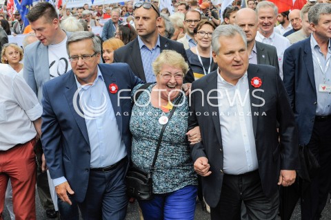  04.06.2016 WARSZAWA <br />MARSZ KOMITETU OBRONY DEMOKRACJI WSZYSCY DLA WOLNOSCI<br />N/Z BRONISLAW KOMOROWSKI ALEKSANDER KWASNIEWSKI HENRYKA KRZYWONOS <br /> 