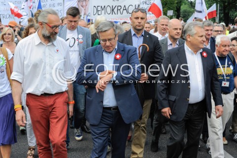  04.06.2016 WARSZAWA <br />MARSZ KOMITETU OBRONY DEMOKRACJI WSZYSCY DLA WOLNOSCI<br />N/Z BRONISLAW KOMOROWSKI ALEKSANDER KWASNIEWSKI MATEUSZ KIJOWSKI<br /> 