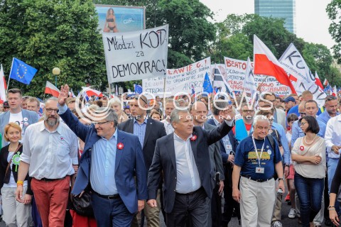  04.06.2016 WARSZAWA <br />MARSZ KOMITETU OBRONY DEMOKRACJI WSZYSCY DLA WOLNOSCI<br />N/Z BRONISLAW KOMOROWSKI ALEKSANDER KWASNIEWSKI MATEUSZ KIJOWSKI KAMILA GASIUK PIHOWICZ<br /> 