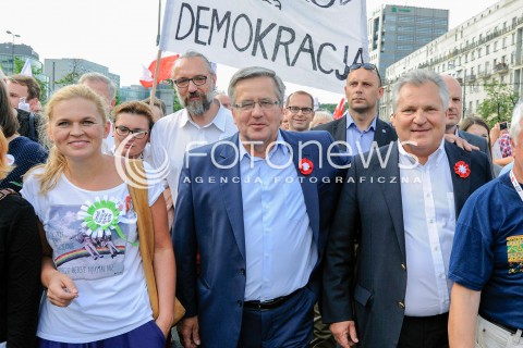  04.06.2016 WARSZAWA <br />MARSZ KOMITETU OBRONY DEMOKRACJI WSZYSCY DLA WOLNOSCI<br />N/Z BRONISLAW KOMOROWSKI ALEKSANDER KWASNIEWSKI MATEUSZ KIJOWSKI BARBARA NOWACKA <br /> 