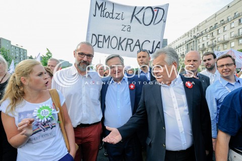  04.06.2016 WARSZAWA <br />MARSZ KOMITETU OBRONY DEMOKRACJI WSZYSCY DLA WOLNOSCI<br />N/Z BRONISLAW KOMOROWSKI ALEKSANDER KWASNIEWSKI MATEUSZ KIJOWSKI BARBARA NOWACKA DARIUSZ JONSKI<br /> 
