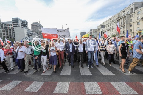 04.06.2016 WARSZAWA <br />MARSZ KOMITETU OBRONY DEMOKRACJI WSZYSCY DLA WOLNOSCI<br />N/Z BRONISLAW KOMOROWSKI ALEKSANDER KWASNIEWSKI MATEUSZ KIJOWSKI BARBARA NOWACKA ANNA KOMOROWSKA JERZY ONYSZKIEWICZ KAMILA GASIUK PIHOWICZ HENRYKA KRZYWONOS JAROSLAW MARCINIAK<br /> 