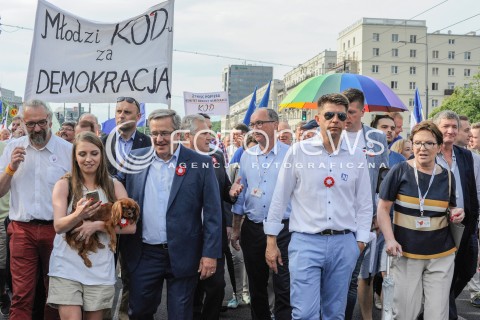  04.06.2016 WARSZAWA <br />MARSZ KOMITETU OBRONY DEMOKRACJI WSZYSCY DLA WOLNOSCI<br />N/Z BRONISLAW KOMOROWSKI ALEKSANDER KWASNIEWSKI MATEUSZ KIJOWSKI EWA KOPACZ RYSZARD PETRU JERZY WENDERLICH WLODZIMIERZ CZARZASTY<br /> 