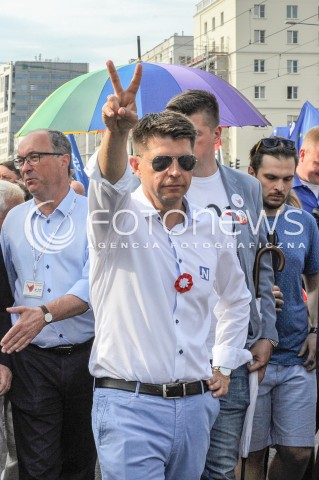  04.06.2016 WARSZAWA <br />MARSZ KOMITETU OBRONY DEMOKRACJI WSZYSCY DLA WOLNOSCI<br />N/Z RYSZARD PETRU<br /> 