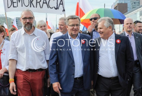  04.06.2016 WARSZAWA <br />MARSZ KOMITETU OBRONY DEMOKRACJI WSZYSCY DLA WOLNOSCI<br />N/Z BRONISLAW KOMOROWSKI ALEKSANDER KWASNIEWSKI MATEUSZ KIJOWSKI<br /> 
