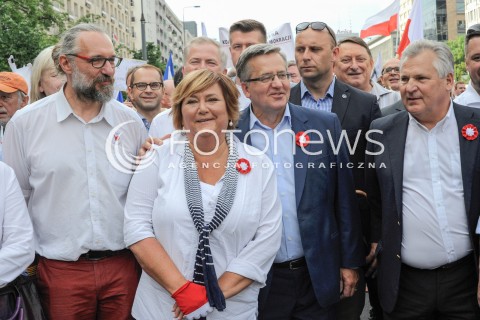  04.06.2016 WARSZAWA <br />MARSZ KOMITETU OBRONY DEMOKRACJI WSZYSCY DLA WOLNOSCI<br />N/Z BRONISLAW KOMOROWSKI ALEKSANDER KWASNIEWSKI MATEUSZ KIJOWSKI ANNA KOMOROWSKA<br /> 