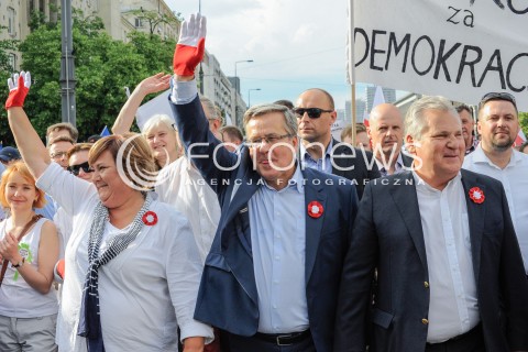  04.06.2016 WARSZAWA <br />MARSZ KOMITETU OBRONY DEMOKRACJI WSZYSCY DLA WOLNOSCI<br />N/Z BRONISLAW KOMOROWSKI ALEKSANDER KWASNIEWSKI ANNA KOMOROWSKA<br /> 