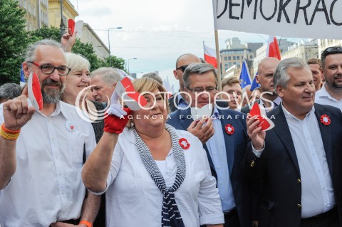  04.06.2016 WARSZAWA <br />MARSZ KOMITETU OBRONY DEMOKRACJI WSZYSCY DLA WOLNOSCI<br />N/Z BRONISLAW KOMOROWSKI ALEKSANDER KWASNIEWSKI MATEUSZ KIJOWSKI ANNA KOMOROWSKA<br /> 
