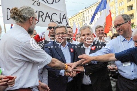 04.06.2016 WARSZAWA <br />MARSZ KOMITETU OBRONY DEMOKRACJI WSZYSCY DLA WOLNOSCI<br />N/Z BRONISLAW KOMOROWSKI ALEKSANDER KWASNIEWSKI MATEUSZ KIJOWSKI WLODZIMIERZ CZARZASTY ZDJECIE GRUPOWE GROUP PHOTO FAMILY PHOTO FOTO<br /> 