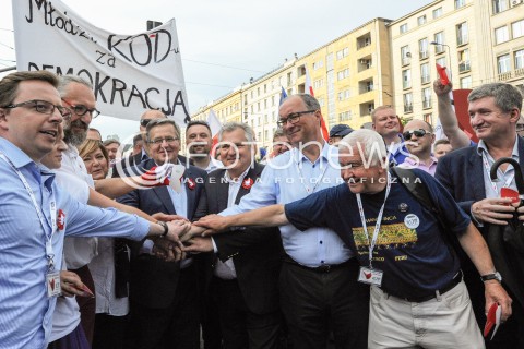  04.06.2016 WARSZAWA <br />MARSZ KOMITETU OBRONY DEMOKRACJI WSZYSCY DLA WOLNOSCI<br />N/Z BRONISLAW KOMOROWSKI ALEKSANDER KWASNIEWSKI MATEUSZ KIJOWSKI WLODZIMIERZ CZARZASTY JERZY WENDERLICH DARIUSZ JONSKI ANNA KOMOROWSKA ZDJECIE GRUPOWE GROUP PHOTO FAMILY PHOTO FOTO<br /> 