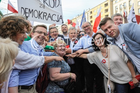  04.06.2016 WARSZAWA <br />MARSZ KOMITETU OBRONY DEMOKRACJI WSZYSCY DLA WOLNOSCI<br />N/Z BRONISLAW KOMOROWSKI ALEKSANDER KWASNIEWSKI MATEUSZ KIJOWSKI DARIUSZ JOSKI KAMILA GASIUK PIHOWICZ WLODZIMIERZ CZARZASTY HENRYKA KRZYWONOS JERZY WENDERLICH JAROSLAW MARCINIAK ZDJECIE GRUPOWE GROUP PHOTO FAMILY PHOTO FOTO<br /> 