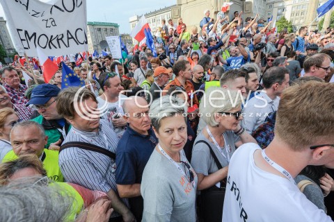  04.06.2016 WARSZAWA <br />MARSZ KOMITETU OBRONY DEMOKRACJI WSZYSCY DLA WOLNOSCI<br />N/Z TLUM OSOBY BIORACE UDZIAL W MARSZU UCZESTNICY<br /> 