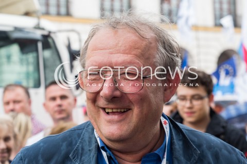  04.06.2016 WARSZAWA <br /> MARSZ KOMITETU OBRONY DEMOKRACJI WSZYSCY DLA WOLNOSCI <br /> N/Z  ADAM MICHNIK<br />  