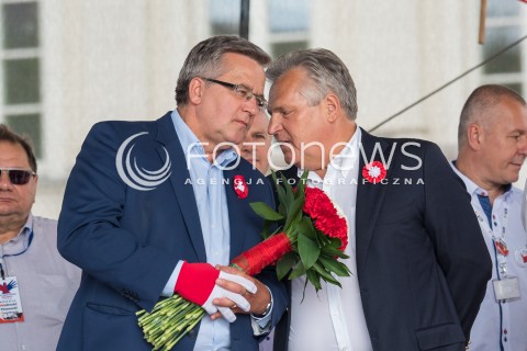  04.06.2016 WARSZAWA <br /> MARSZ KOMITETU OBRONY DEMOKRACJI WSZYSCY DLA WOLNOSCI <br /> N/Z  BRONISLAW KOMOROWSKI ALEKSANDER KWASNIEWSKI<br />  