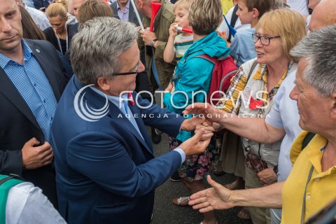  04.06.2016 WARSZAWA <br /> MARSZ KOMITETU OBRONY DEMOKRACJI WSZYSCY DLA WOLNOSCI <br /> N/Z  BRONISLAW KOMOROWSKI WITA SIE Z UCZESTNIKAMI<br />  