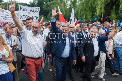  04.06.2016 WARSZAWA <br /> MARSZ KOMITETU OBRONY DEMOKRACJI WSZYSCY DLA WOLNOSCI <br /> N/Z  MATEUSZ KIJOWSKI BRONISLAW KOMOROWSKI ALEKSANDER KWASNIEWSKI<br />  