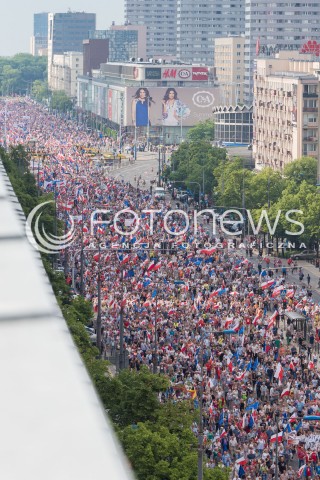  04.06.2016 WARSZAWA <br /> MARSZ KOMITETU OBRONY DEMOKRACJI WSZYSCY DLA WOLNOSCI <br /> N/Z  TLUM UCZESTNICY<br />  