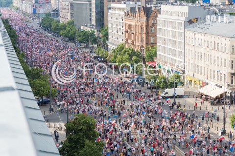  04.06.2016 WARSZAWA <br /> MARSZ KOMITETU OBRONY DEMOKRACJI WSZYSCY DLA WOLNOSCI <br /> N/Z  TLUM UCZESTNICY<br />  