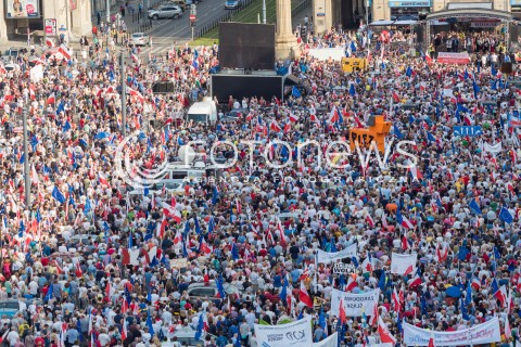  04.06.2016 WARSZAWA <br /> MARSZ KOMITETU OBRONY DEMOKRACJI WSZYSCY DLA WOLNOSCI <br /> N/Z  TLUM UCZESTNICY<br />  