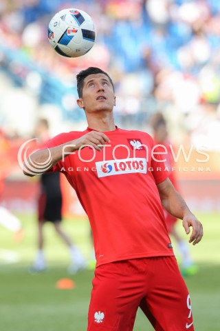  06.06.2016 KRAKOW REPREZENTACJA <br />MECZ TOWARZYSKI POLSKA - LITWA <br />( FRIENDLY MATCH POLAND - LITHUANIA ) <br />N/Z ROBERT LEWANDOWSKI SYLWETKA <br /> 
