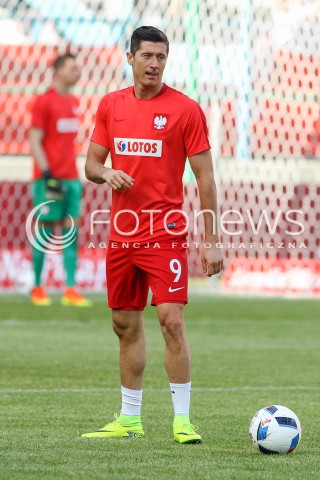  06.06.2016 KRAKOW REPREZENTACJA <br />MECZ TOWARZYSKI POLSKA - LITWA <br />( FRIENDLY MATCH POLAND - LITHUANIA ) <br />N/Z ROBERT LEWANDOWSKI SYLWETKA <br /> 