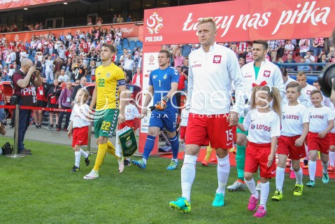  06.06.2016 KRAKOW REPREZENTACJA <br />MECZ TOWARZYSKI POLSKA - LITWA <br />( FRIENDLY MATCH POLAND - LITHUANIA ) <br />N/Z KAMIL GLIK WYJSCIE NA BOISKO LUKASZ FABIANSKI<br /> 