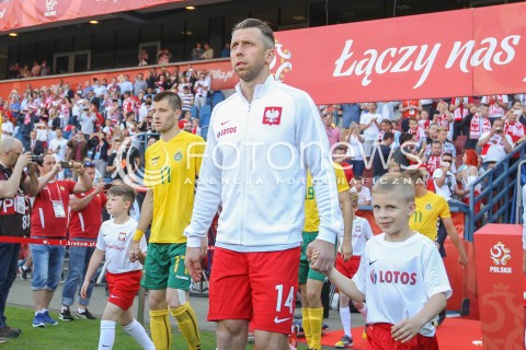  06.06.2016 KRAKOW REPREZENTACJA <br />MECZ TOWARZYSKI POLSKA - LITWA <br />( FRIENDLY MATCH POLAND - LITHUANIA ) <br />N/Z JAKUB WAWRZYNIAK WYJSCIE NA BOISKO DZIECIECA ESKORTA<br /> 