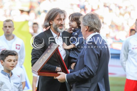  06.06.2016 KRAKOW REPREZENTACJA <br />MECZ TOWARZYSKI POLSKA - LITWA <br />( FRIENDLY MATCH POLAND - LITHUANIA ) <br />N/Z NAGRODA DLA KAMIL KOSOWSKI - ZA WYSTEPY W REPREZENTACJI WRECZA ZBIGNIEW BONIEK <br /> 