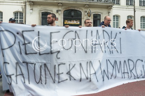 07.06.2016 WARSZAWA <br /> PROTEST POD MINISTERSTWEM ZDROWIA W AKCIE SOLIDARNOSCI Z PIELEGNIARKAMI Z CENTRUM ZDROWIA DZIECKA <br /> N/Z UCZESTNICY <br />  