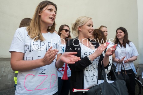  07.06.2016 WARSZAWA <br /> PROTEST POD MINISTERSTWEM ZDROWIA W AKCIE SOLIDARNOSCI Z PIELEGNIARKAMI Z CENTRUM ZDROWIA DZIECKA <br /> N/Z UCZESTNICY <br />  