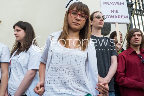  07.06.2016 WARSZAWA <br /> PROTEST POD MINISTERSTWEM ZDROWIA W AKCIE SOLIDARNOSCI Z PIELEGNIARKAMI Z CENTRUM ZDROWIA DZIECKA <br /> N/Z UCZESTNICY <br />  
