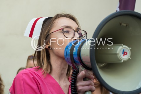  07.06.2016 WARSZAWA <br /> PROTEST POD MINISTERSTWEM ZDROWIA W AKCIE SOLIDARNOSCI Z PIELEGNIARKAMI Z CENTRUM ZDROWIA DZIECKA <br /> N/Z UCZESTNICY <br />  
