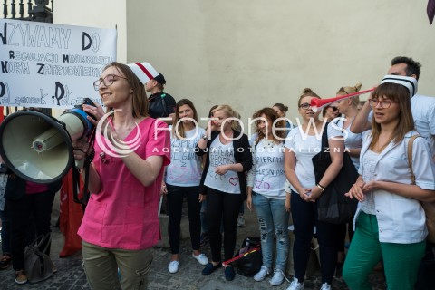 Protest pod Ministerstwem Zdrowia w Warszawie