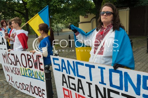  10.06.2016 WARSZAWA<br /> MANIFESTACJA DIASPORY UKRAINSKIEJ PRZECIWKO DZIALANIOM FEDERACJI ROSYJSKIEJ I OBWE NA UKRAINIE <br /> N/Z UCZESTNICY <br />  